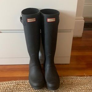 Black hunter boots